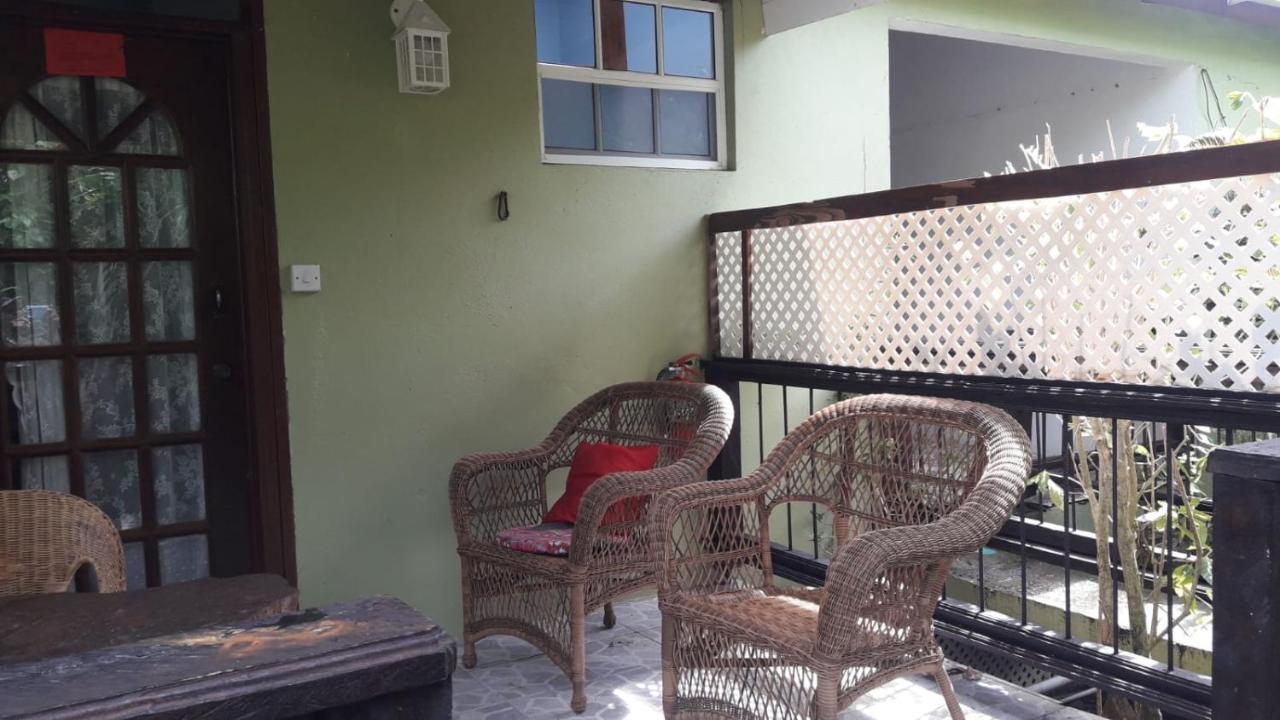 Hibiscus Valley Inn Marigot Екстериор снимка