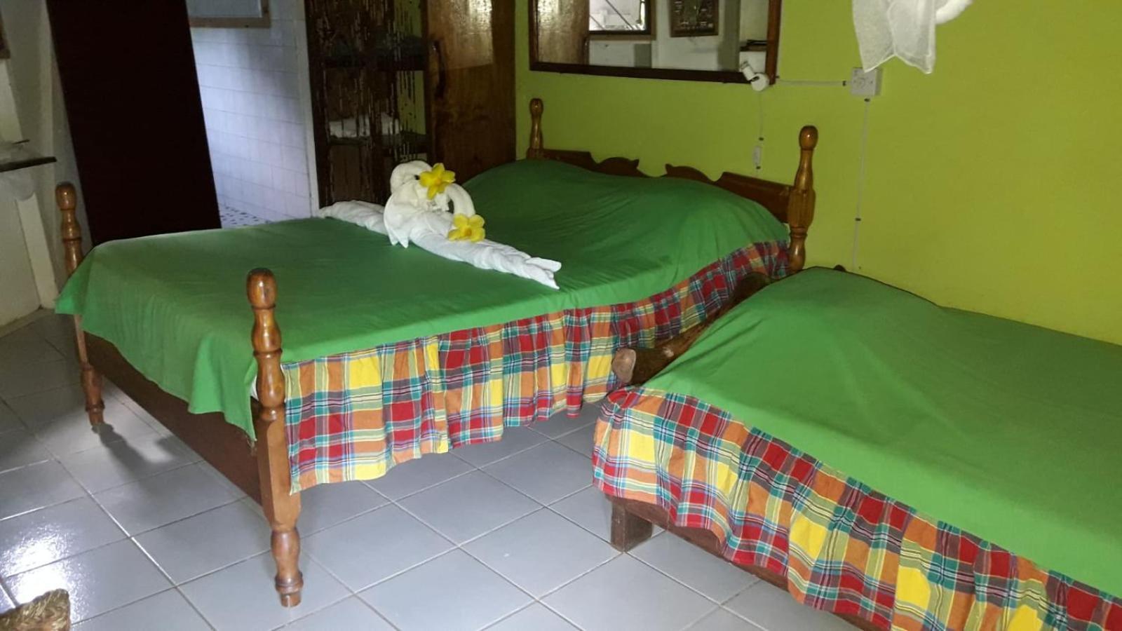 Hibiscus Valley Inn Marigot Екстериор снимка