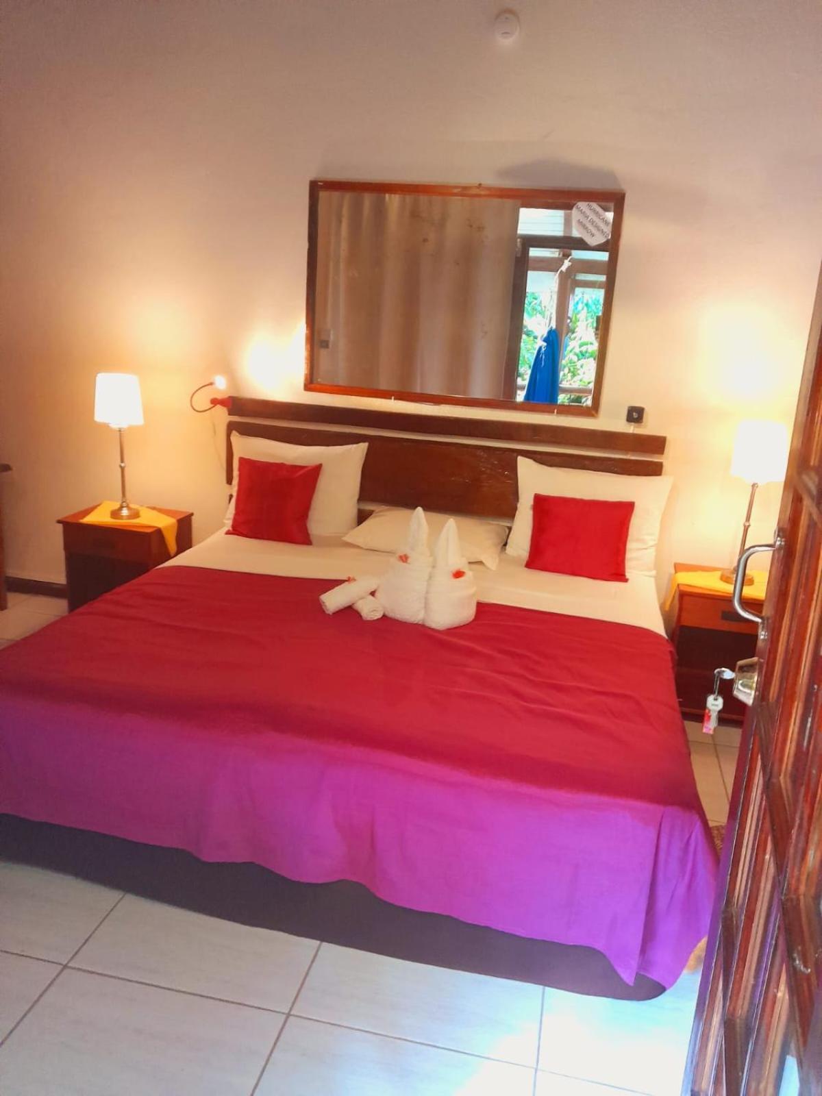 Hibiscus Valley Inn Marigot Екстериор снимка