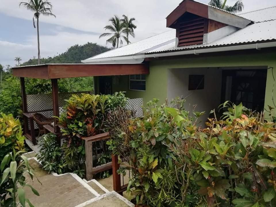 Hibiscus Valley Inn Marigot Екстериор снимка