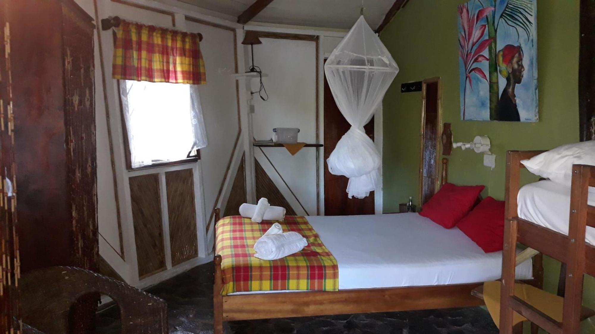 Hibiscus Valley Inn Marigot Екстериор снимка