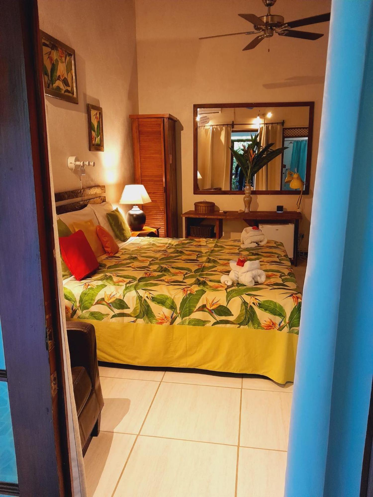 Hibiscus Valley Inn Marigot Екстериор снимка