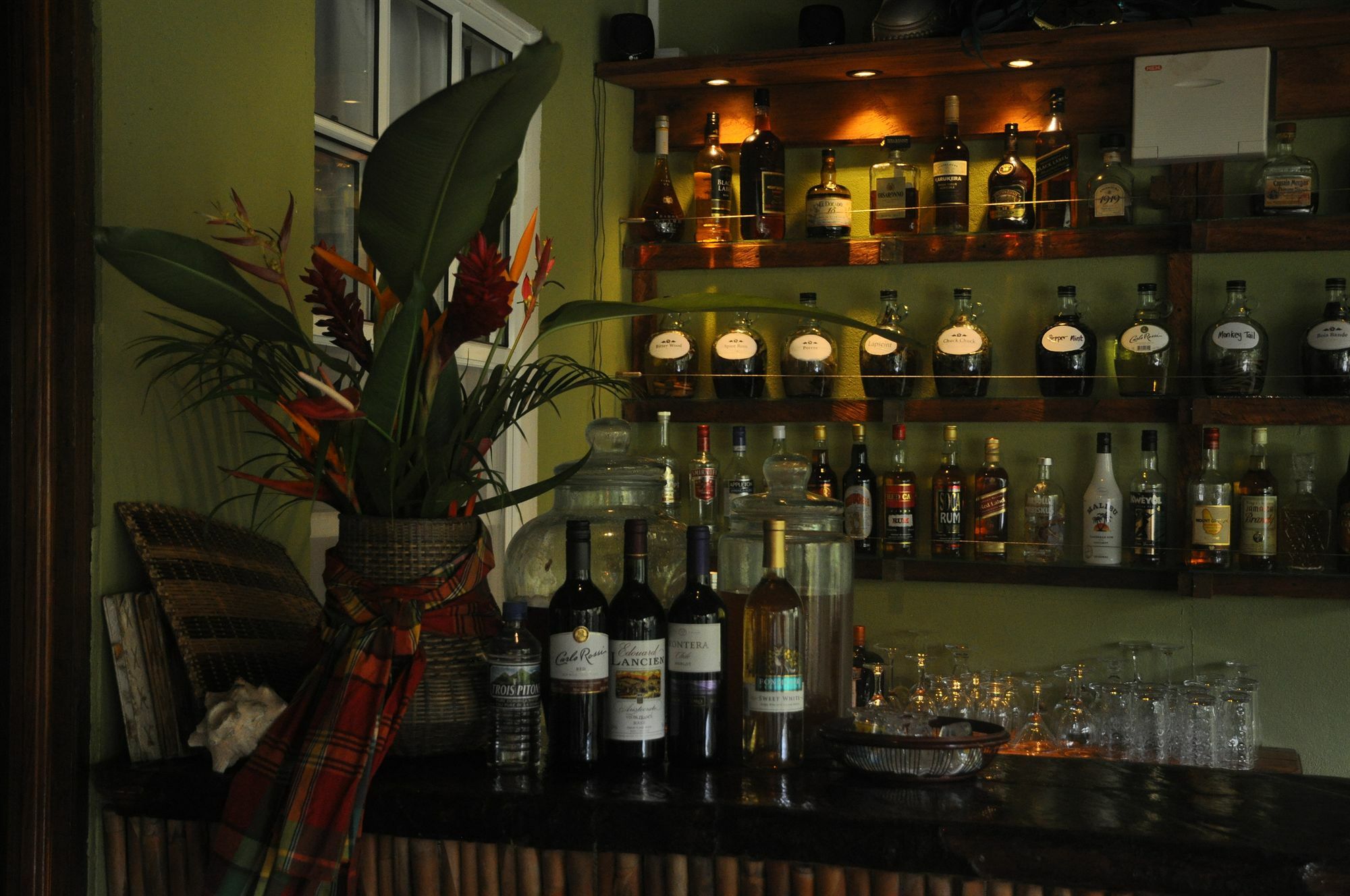 Hibiscus Valley Inn Marigot Екстериор снимка